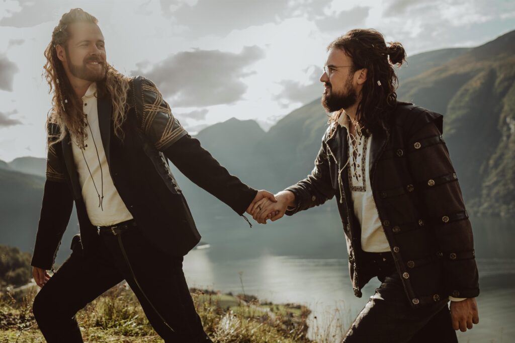 Bruiloft in Noorwegen, je ziet er twee mannen die gingen trouwen en een fotoshoot hebben in de fjorden. Ze dragen vikingkleren voor hun bruiloft en hebben een viking kapsel. 