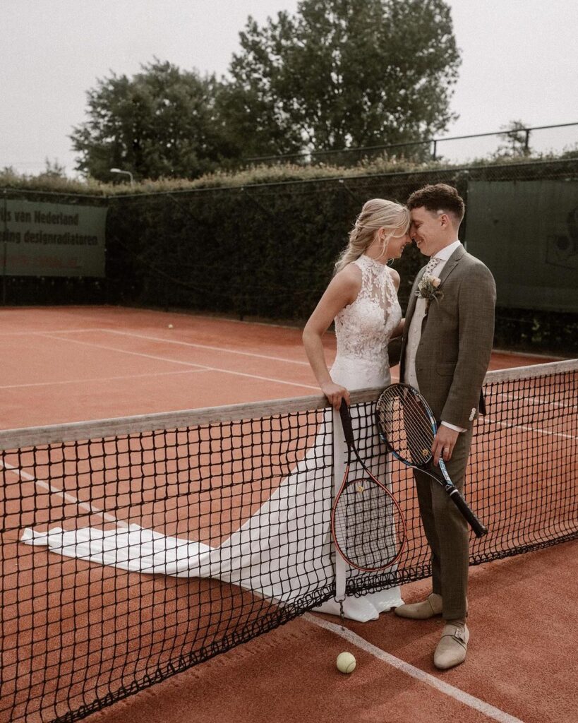 bruidspaar gaat tennis spelen. 