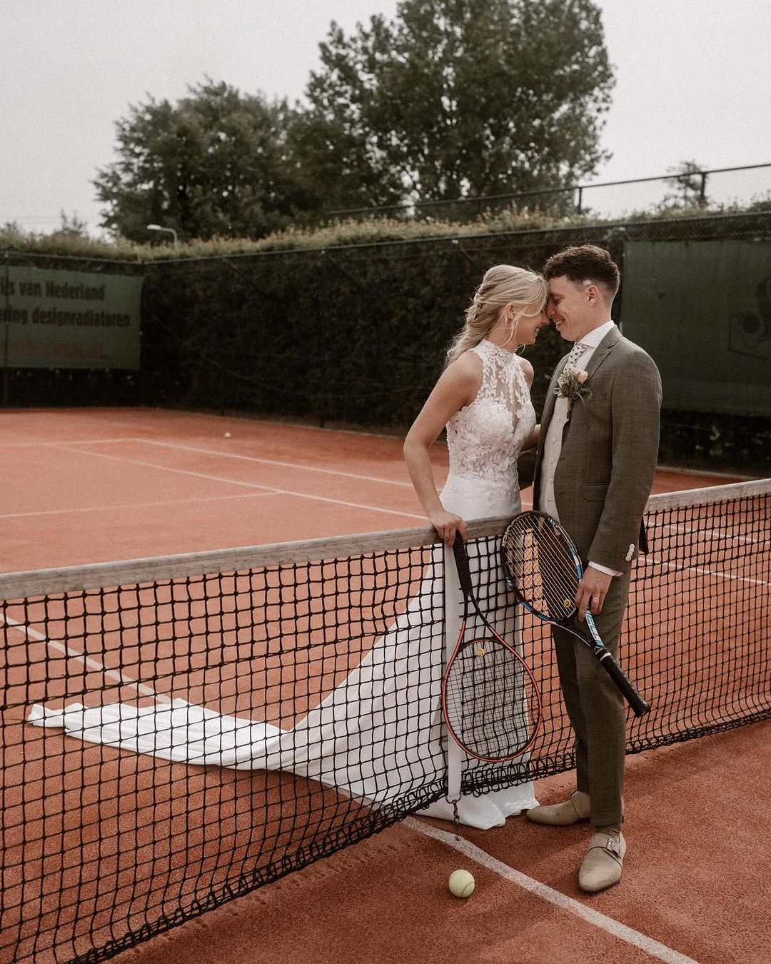 Bruidspaar gaat tennis spelen tijdens hun bruiloft