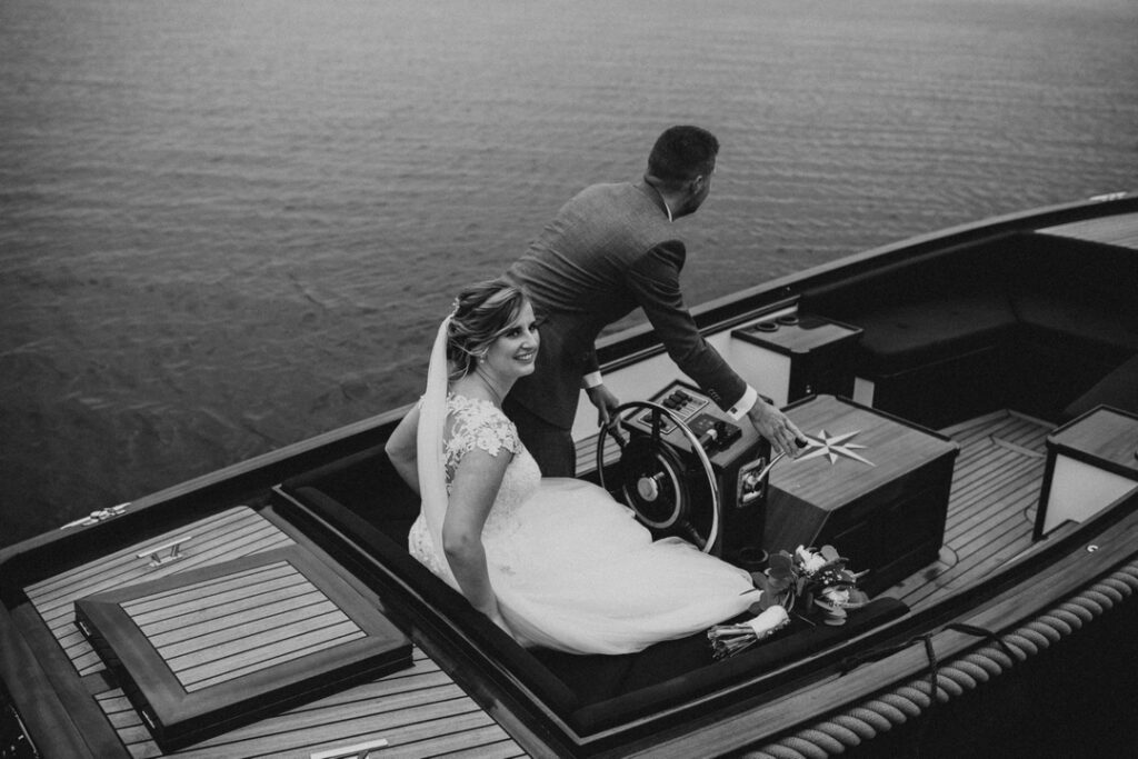 bruidspaar gaat boot varen