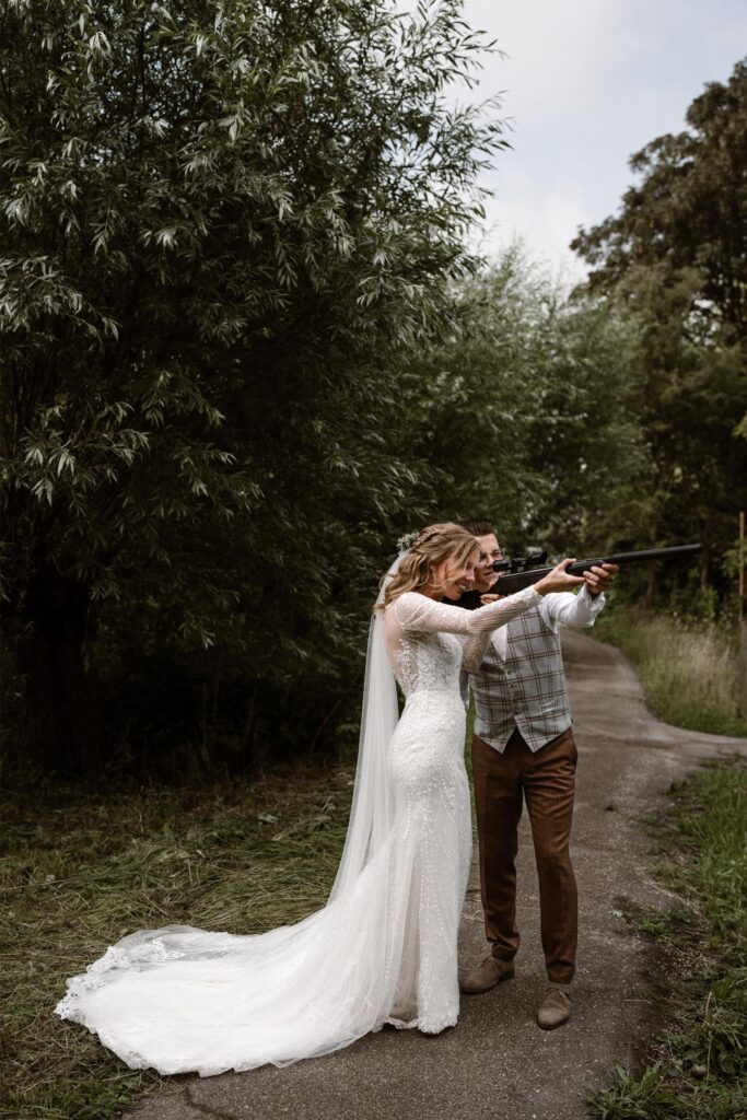 Bruidspaar schieten in het bos